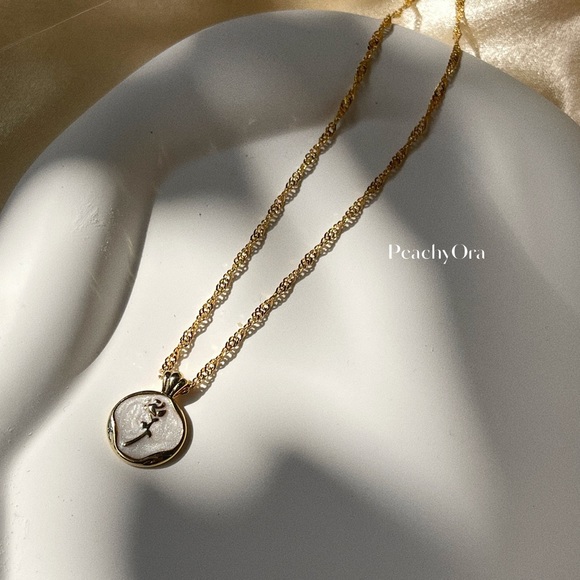 NEW DROP💌Rose Enamel Necklace - Picture 3 of 4